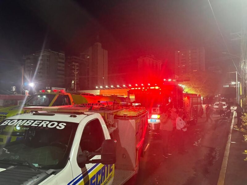 Bomberos de Maracaibo rescataron a una mujer y a su mascota tras incendiarse su apartamento