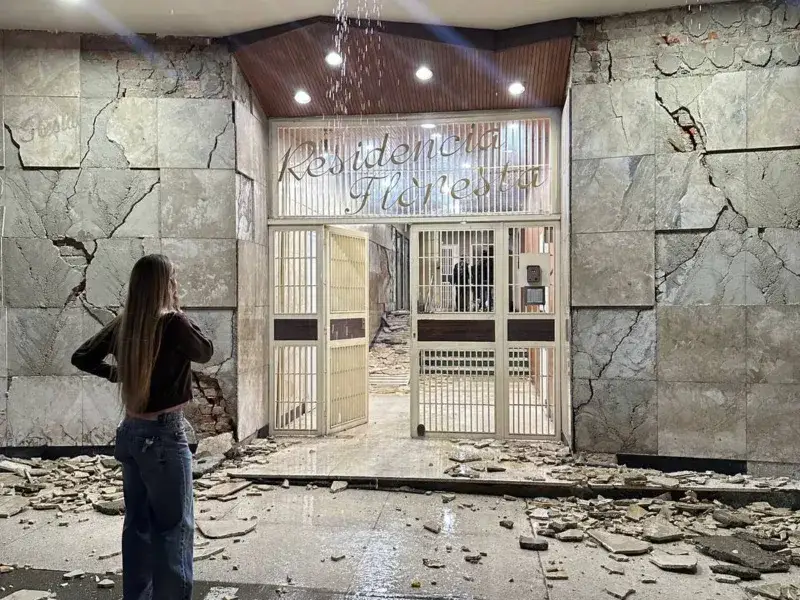 Reportan cortes de luz y daños tras sismo de magnitud 7,5 en varias zonas del país