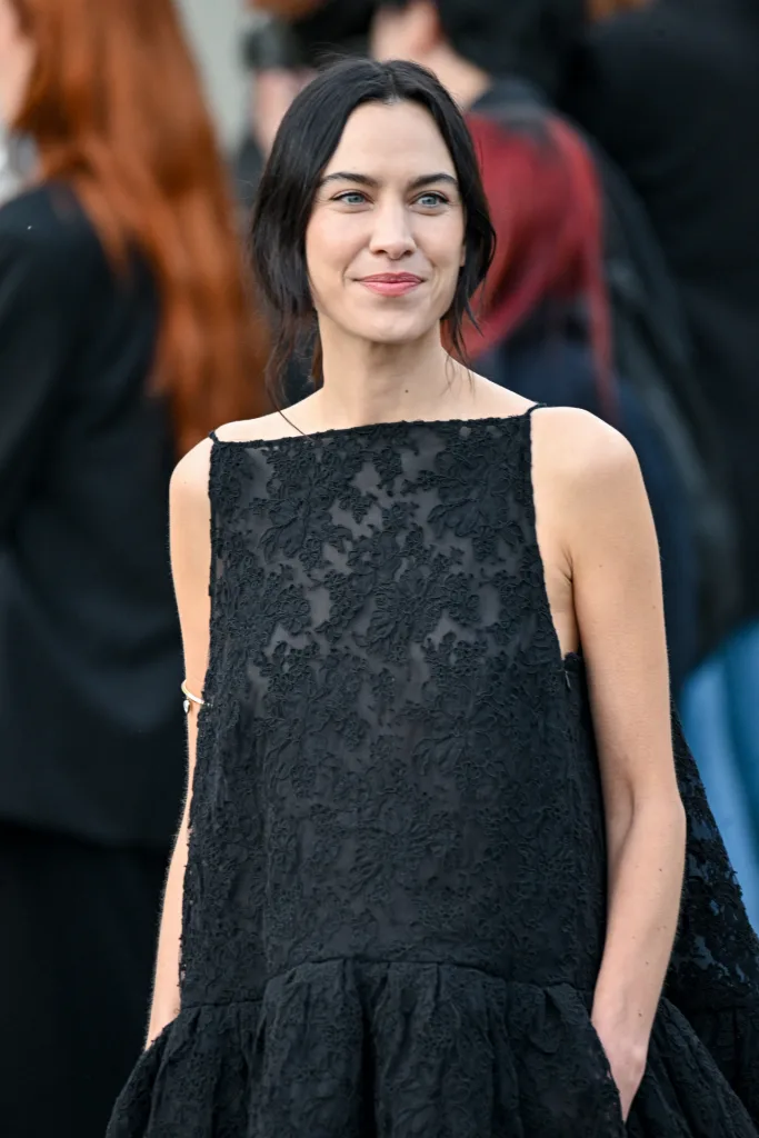 Alexa Chung impulsa el Espresso Brunette como color de verano y defensa del cabello