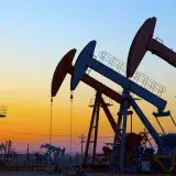 El Brent se hunde 5,58 % tras la pausa de bombardeos en Irán