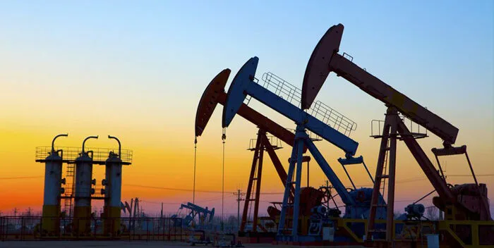 El Brent se hunde 5,58 % tras la pausa de bombardeos en Irán