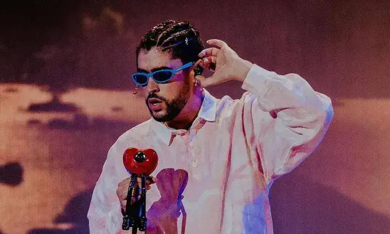 Bad Bunny logra su top 10 número 28 en Latin Airplay con "Mónaco"