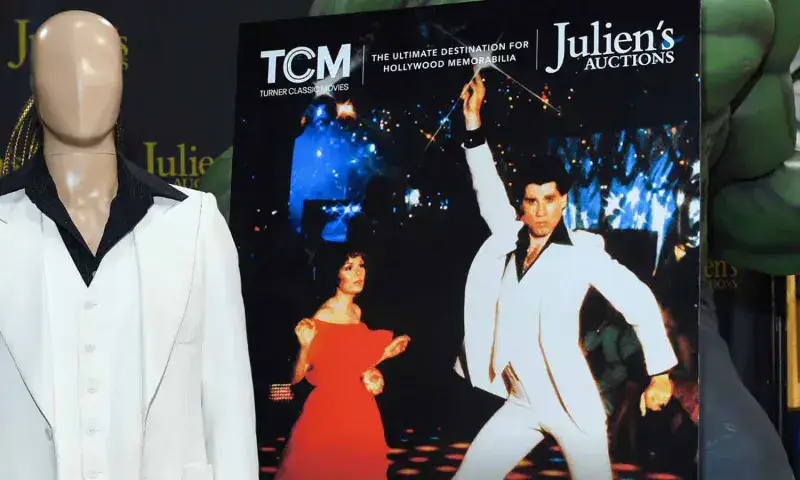 Pagan $ 260 mil por el traje de Travolta en Fiebre de sábado por la noche