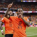 Países Bajos goleó 5-1 a Suecia y tomó el liderato del Grupo F