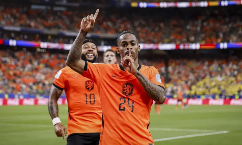 Países Bajos goleó 5-1 a Suecia y tomó el liderato del Grupo F