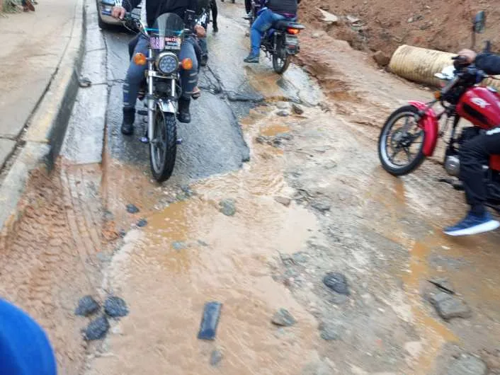 Lluvias y zanjas inconclusas agravan el caos en El Junquito