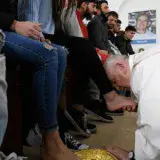 El papa Francisco lava los pies de 12 jóvenes presos