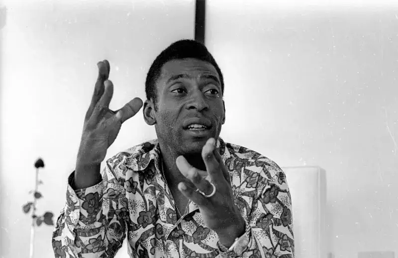 File:De estudante a piloto de avião, Pelé em cem imagens raras fora do futebol (101).webp