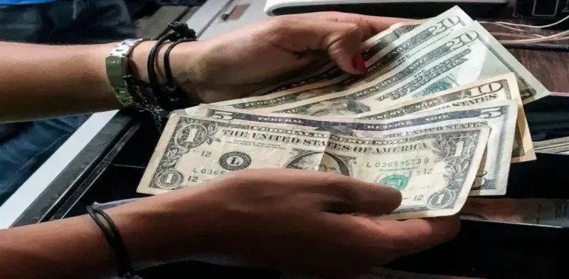 León ve golpe económico, pero descarta un colapso y apuesta por la reconstrucción