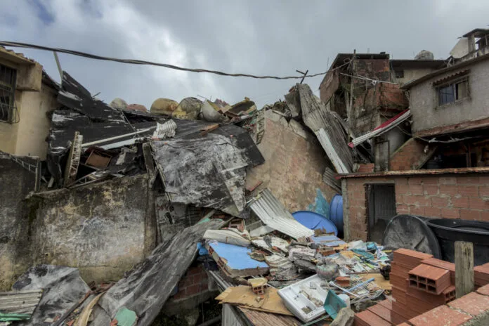 Más de 1.200 personas siguen sin ayuda en El Junquito tras el temblor