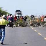Cinco comunidades de Guajira cierran la Troncal del Caribe