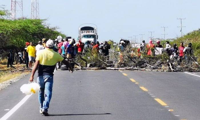 Cinco comunidades de Guajira cierran la Troncal del Caribe
