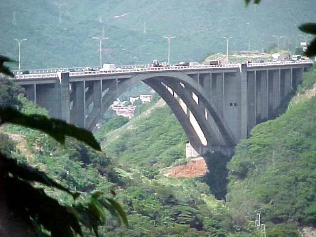 File:Autopista Caracas - La Guaira dicembre 2000 029.jpg