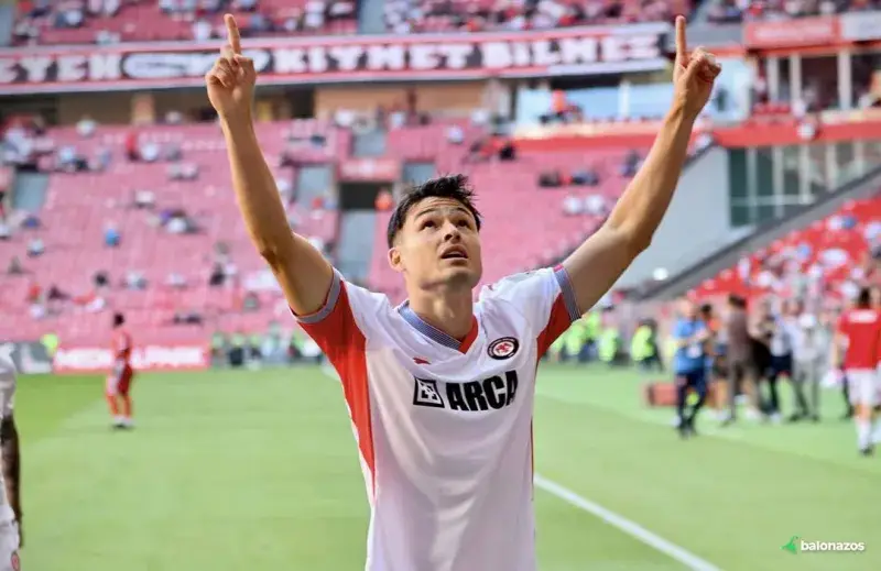 Doblete de Jesús Ramírez comanda goleada del Çorum FK