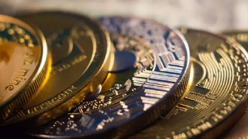 Oro cae 1% y pierde impulso ante petróleo y tasas altas