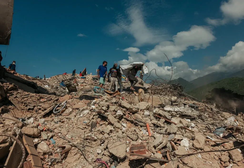 La Guaira: familias buscan cuerpos tras terremotos