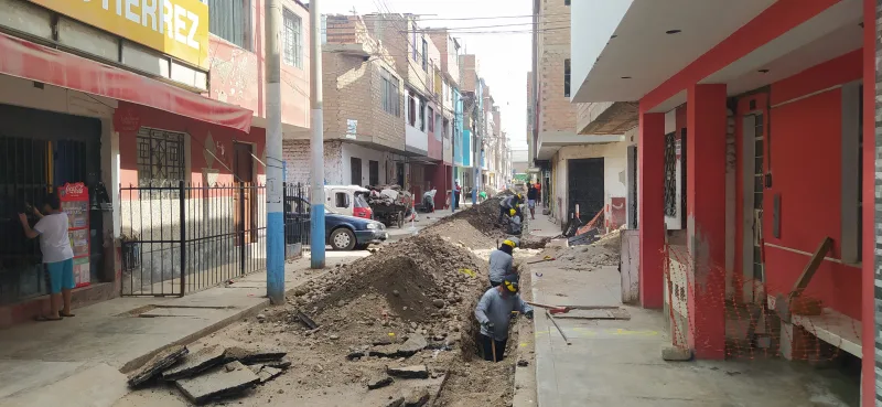 File:Reparación del alcantarillado en Villa Señor de los Milagros.jpg