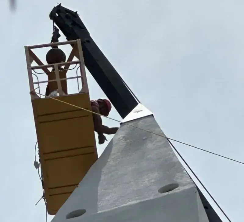 Restauran la punta metálica del Obelisco de Maracaibo