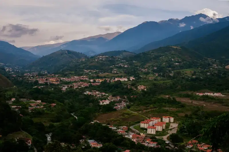 Explore the lush valleys and mountain views of Mérida, Venezuela with this stunning aerial image.