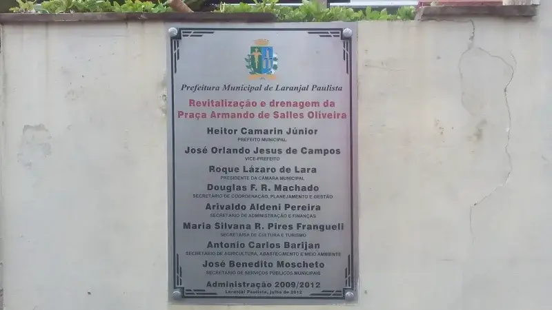 File:Placa da Revitalização da Praça Armando de Salles Oliveira, Laranjal Paulista.jpg