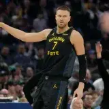 Warriors aseguran a Porzingis con un pacto de dos campañas y 40 millones