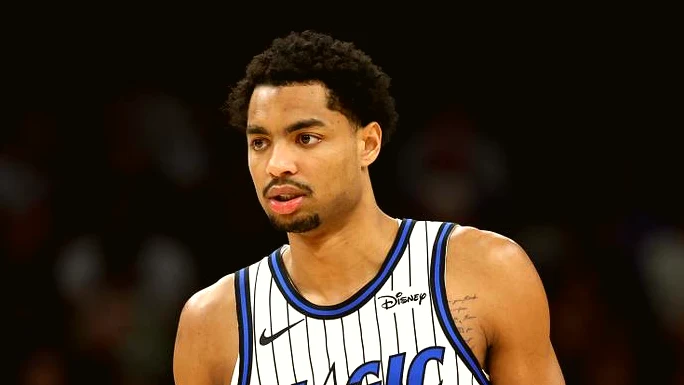 Mavericks suman a Jett Howard en un contrato de doble vía