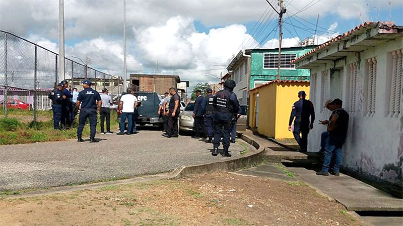 Dos sujetos murieron cuando intentaron atracar a un policía
