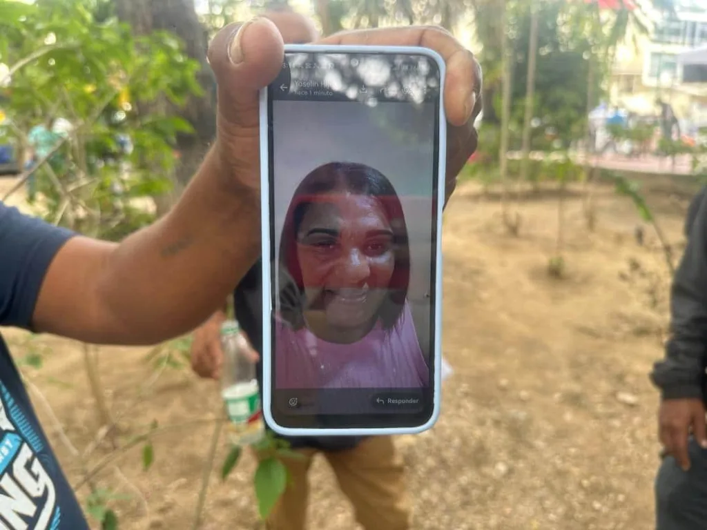 Familias en Bello Monte buscan cuerpos tras colapsos en La Guaira