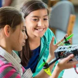 Darán becas a adolescentes zulianas para aprender de drones y programación