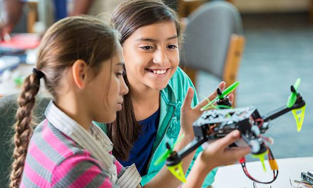 Darán becas a adolescentes zulianas para aprender de drones y programación