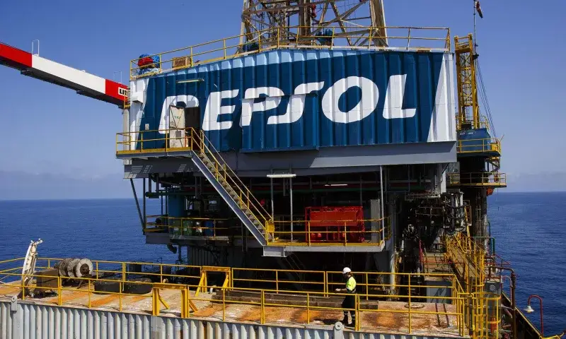 Repsol espera cuatro barcos de crudo venezolano antes de fin de año