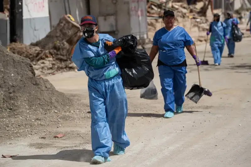210 voluntarios limpian La Guaira tras los sismos de junio
