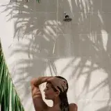 Ducharse con agua fría puede aliviar el calor y despertar el cuerpo, según especialistas