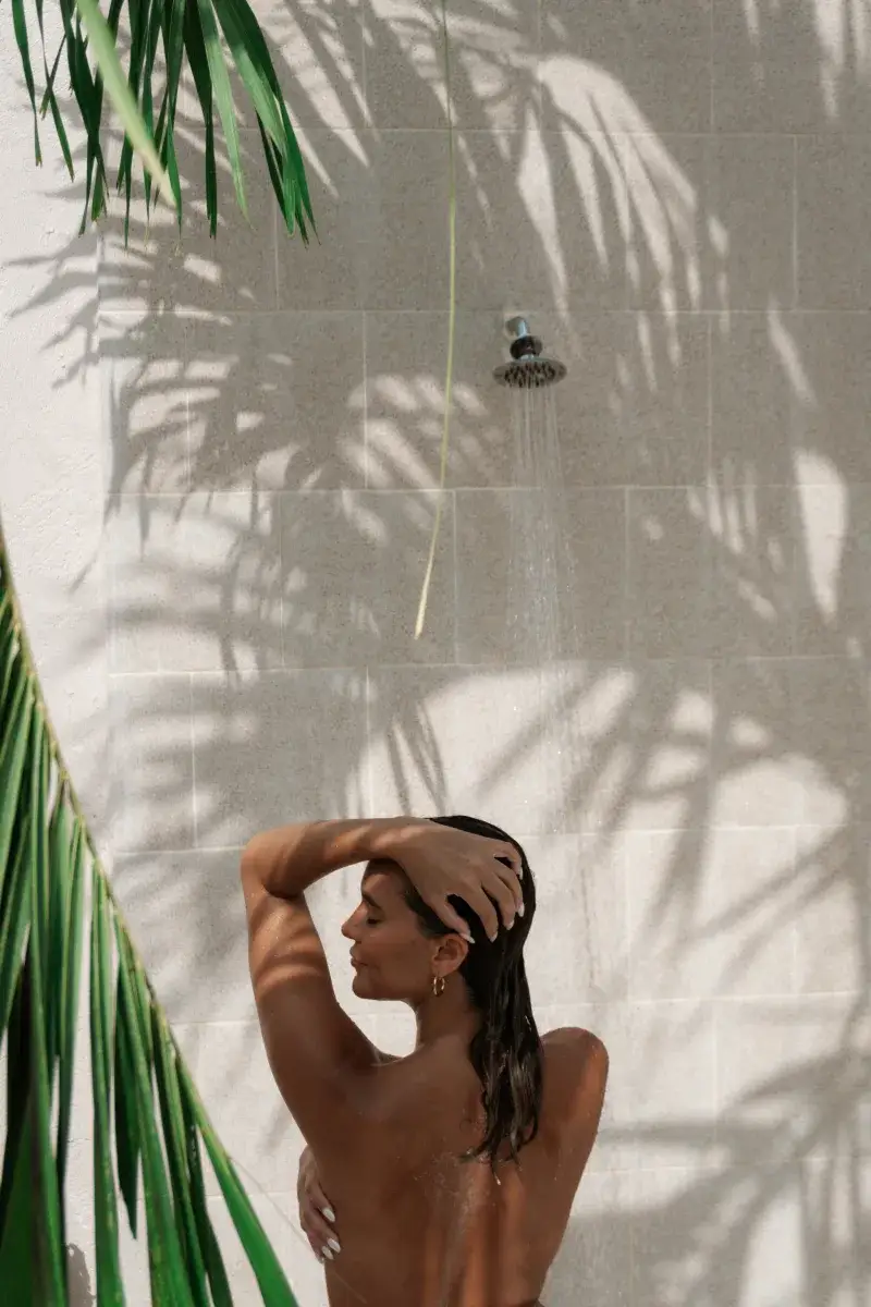 Ducharse con agua fría puede aliviar el calor y despertar el cuerpo, según especialistas