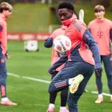 Bayern no ve a Brown como reemplazo y mantiene a Davies en el plan