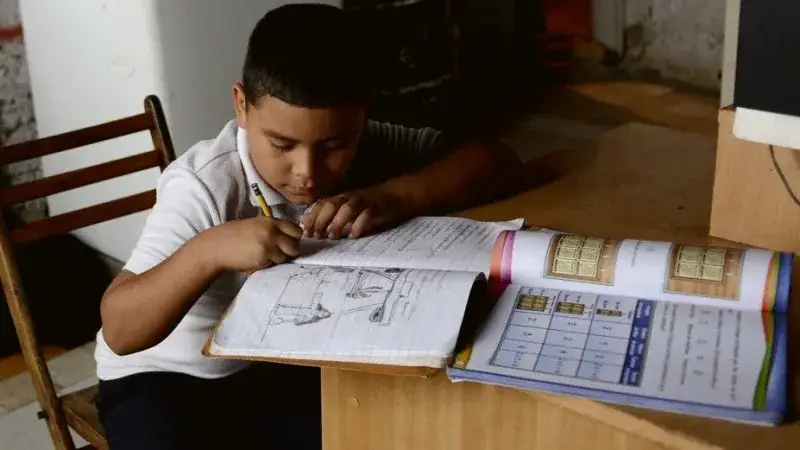 La crisis educativa deja aulas vacías y 80% de desnutrición