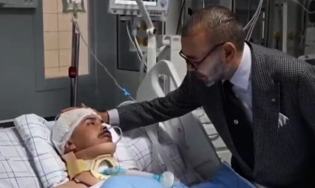 Mohamed VI visita a heridos por terremoto en el hospital de Marrakech