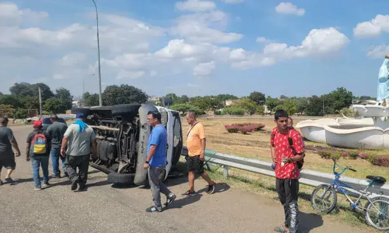 Reportan volcamiento de camioneta en la Circunvalación 1