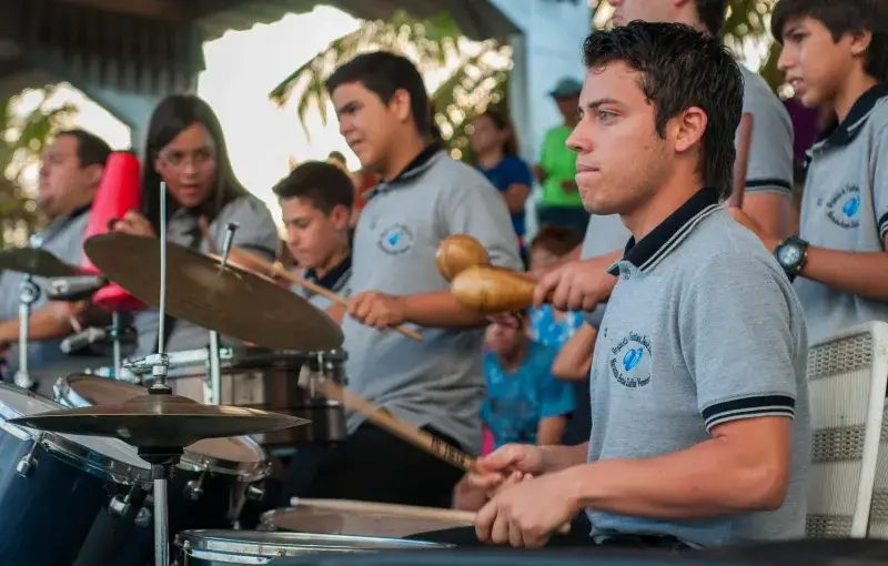File:Baterista en el Concierto en La Vereda del Lago.jpg