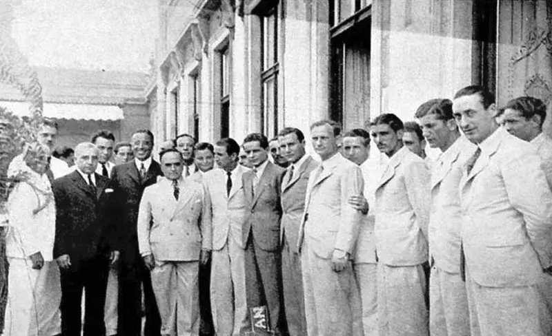 File:Getulio vargas y jugadores argentinos.jpg