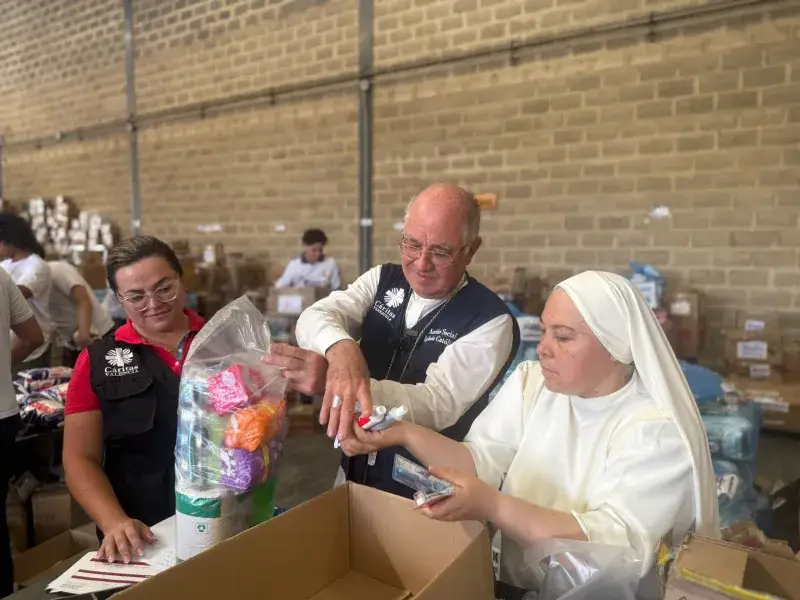 Arzobispo de Valencia visita centro de acopio de Cáritas