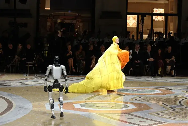 Robots humanoides desatan críticas en el cierre de la pasarela Vogue