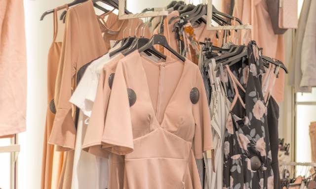 Los vestidos y las faldas infaltables del verano 2024