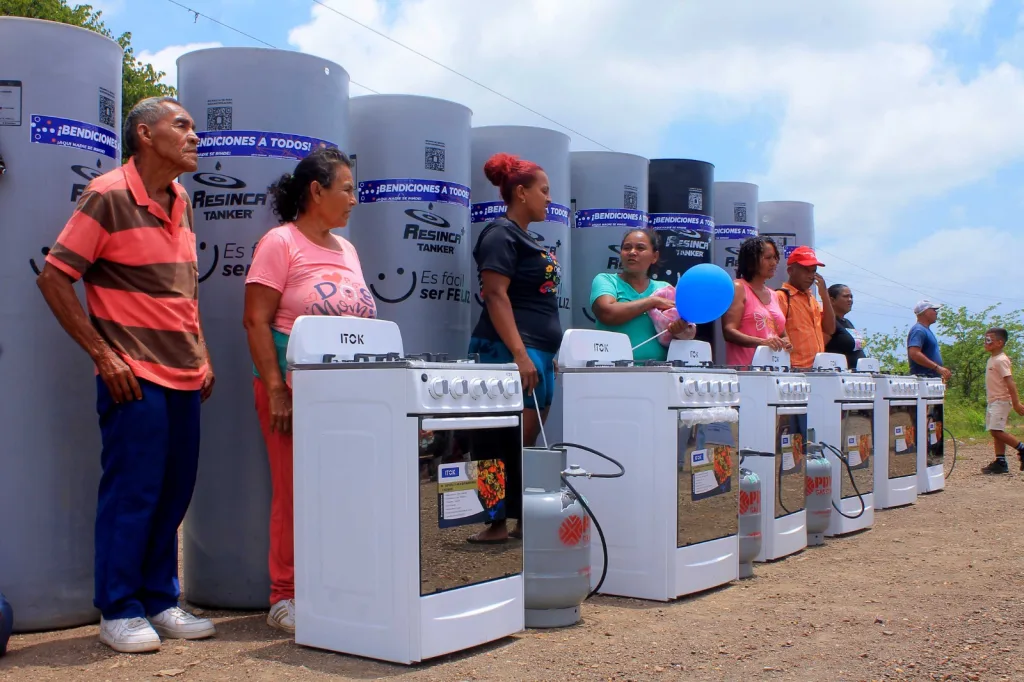Emily Riera entrega 500 cocinas a familias afectadas por sismo
