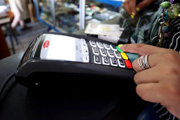 Por qué no conviene dictar la clave bancaria en voz alta