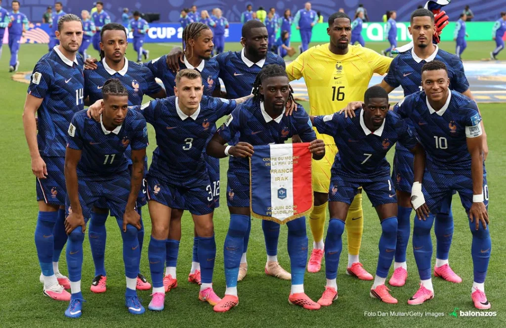 Francia golea 3-0 a Irak y avanza a dieciseisavos tras suspensión por tormenta