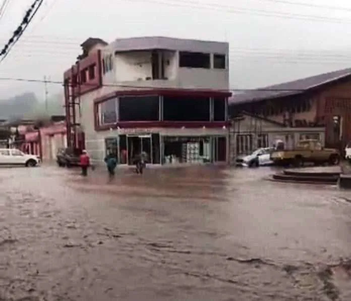 Más de 100 familias quedan damnificadas por aguacero en Chabasquén