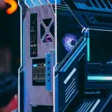 PC de juego AMD moderno con luces LED en una exposición tecnológica. Diseño futurista con refrigeración avanzada.