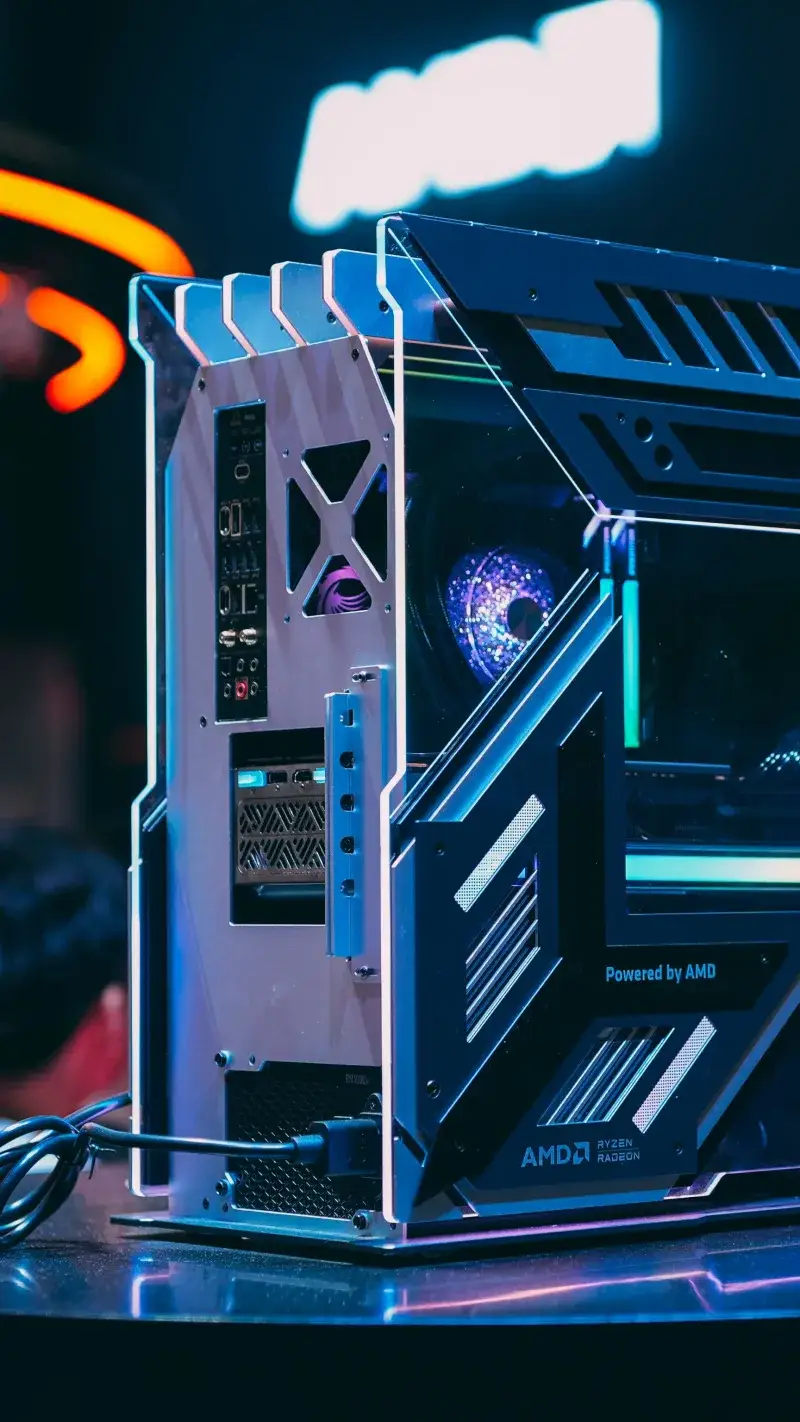 PC de juego AMD moderno con luces LED en una exposición tecnológica. Diseño futurista con refrigeración avanzada.