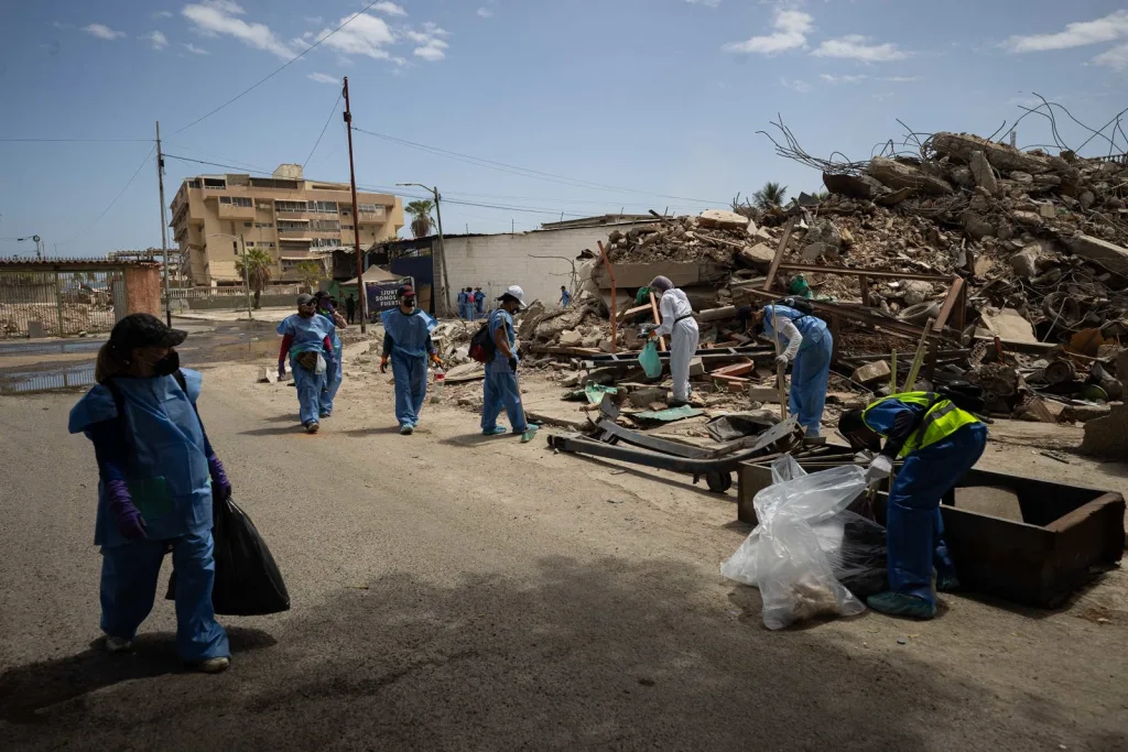 210 voluntarios limpian La Guaira tras los sismos de junio